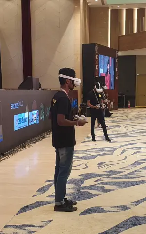 One of the main attractions of the event, experiencing VR headsets.
