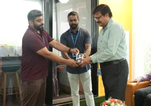Felicitating the special guest with a memento.